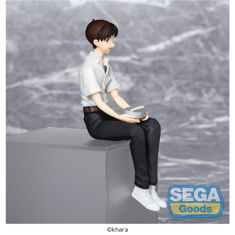 Shinji ikari evangelion new theatrical edition rebuild of evangelion pm perching. Sega suma a su colección pm perching esta figura de shinji ikari, basada en el protagonista de la tetralogía cinematográfica anime "rebuild of evangelion".   mide unos 14 cm de alto y está diseñada para colocarla sentada sobre una repisa o estantería. Fabricada en pvc, presenta una pose introspectiva que captura la esencia del personaje.