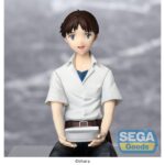 SHINJI IKARI EVANGELION NEW THEATRICAL EDITION REBUILD OF EVANGELION PM PERCHING. Sega suma a su colección PM Perching esta figura de Shinji Ikari, basada en el protagonista de la tetralogía cinematográfica anime "Rebuild of Evangelion".  Mide unos 14 cm de alto y está diseñada para colocarla sentada sobre una repisa o estantería. Fabricada en PVC, presenta una pose introspectiva que captura la esencia del personaje.
