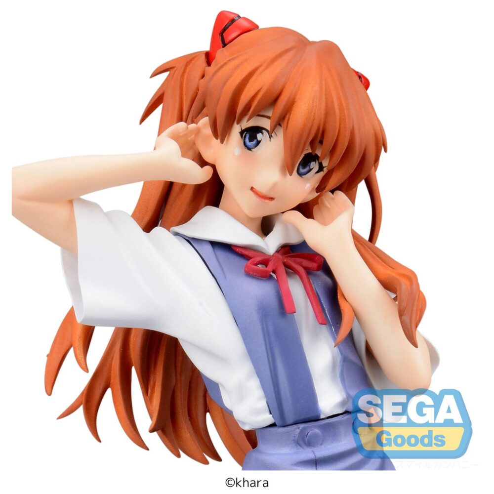 ASUKA UNIFORM NEON GENESIS EVANGELION XSTELLAR. Sega introduce esta figura de Asuka con su uniforme escolar, perteneciente a la colección XStellar. Inspirada en su aparición en las películas del universo “Rebuild of Evangelion", la figura mide aproximadamente 21 cm de alto y está fabricada en PVC. Su pose dinámica y el esculpido detallado destacan su carácter fuerte y decidido.