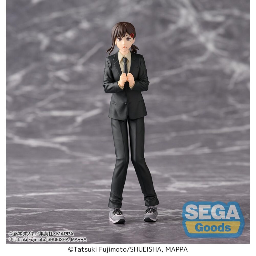 KOBENI CHAINSAW MAN DESKTOP X DECORATE. Sega presenta a la figura de Kobeni, de la colección Desktop x Decorate, basada en su aparición en el anime "Chainsaw Man". Fabricada en PVC y con una altura aproximada de 16 cm, muestra a la agente del Departamento de Seguridad Pública con una expresión fiel al personaje.