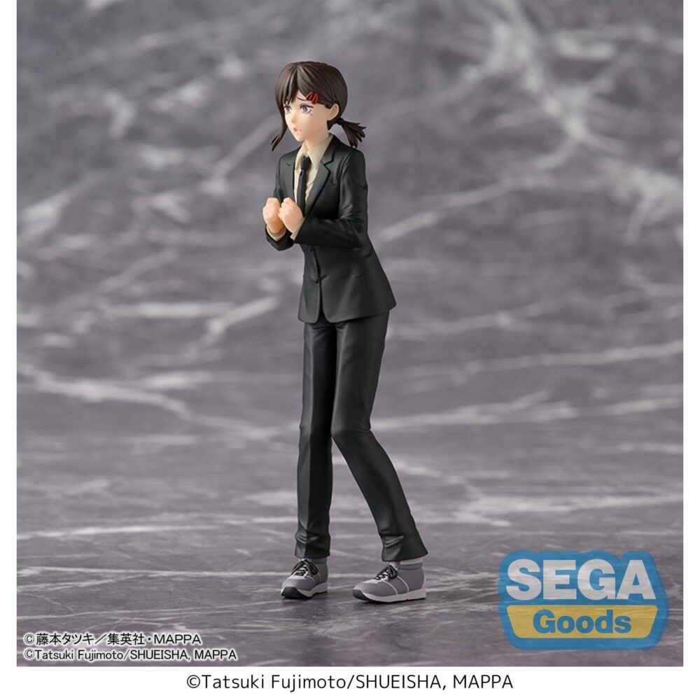 KOBENI CHAINSAW MAN DESKTOP X DECORATE. Sega presenta a la figura de Kobeni, de la colección Desktop x Decorate, basada en su aparición en el anime "Chainsaw Man". Fabricada en PVC y con una altura aproximada de 16 cm, muestra a la agente del Departamento de Seguridad Pública con una expresión fiel al personaje.