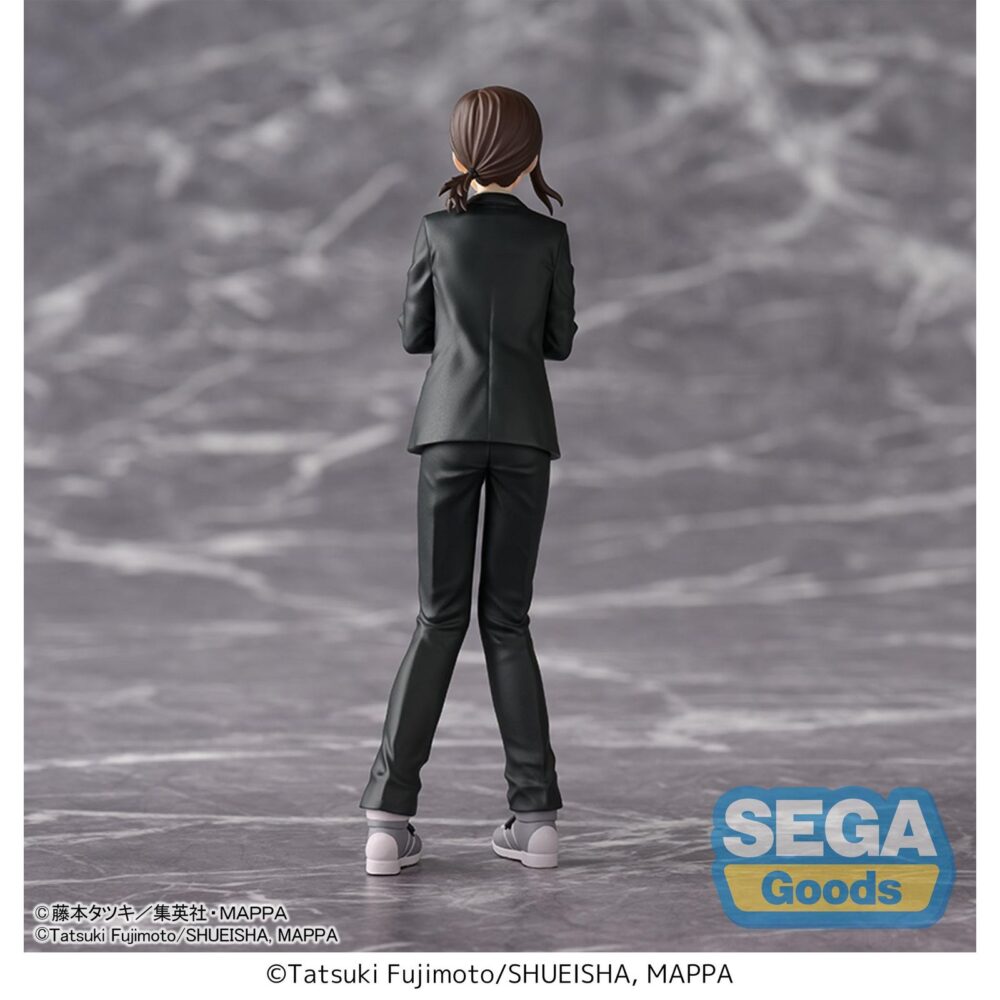 Kobeni chainsaw man desktop x decorate. Sega presenta a la figura de kobeni, de la colección desktop x decorate, basada en su aparición en el anime "chainsaw man". Fabricada en pvc y con una altura aproximada de 16 cm, muestra a la agente del departamento de seguridad pública con una expresión fiel al personaje.