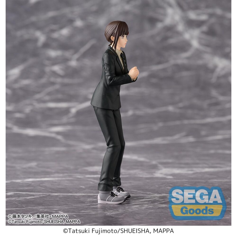 Kobeni chainsaw man desktop x decorate. Sega presenta a la figura de kobeni, de la colección desktop x decorate, basada en su aparición en el anime "chainsaw man". Fabricada en pvc y con una altura aproximada de 16 cm, muestra a la agente del departamento de seguridad pública con una expresión fiel al personaje.