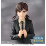 KOBENI CHAINSAW MAN DESKTOP X DECORATE. Sega presenta a la figura de Kobeni, de la colección Desktop x Decorate, basada en su aparición en el anime "Chainsaw Man". Fabricada en PVC y con una altura aproximada de 16 cm, muestra a la agente del Departamento de Seguridad Pública con una expresión fiel al personaje.