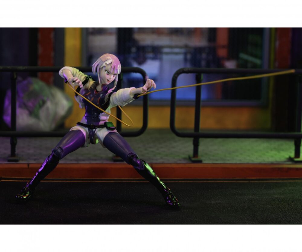 Lucy cyberpunk edgerunners lucy: netrunner & edgerunner de night city. Con un detalle de acción de 14 cm de altura de la misteriosa lucyna "lucy" kushinada cautiva a todos los fans de la serie "cyberpunk: edgerunners". Más de 20 puntos de articulación, así como cabezas, manos y accesorios intercambiables, aseguran que puede organizar la heroína japonesa de anime en nuevas poses dinámicas una y otra vez. Alta calidad y detallado - descubre todas las características de la heroína de la serie: los ojos cibernéticos, el bob asimétrico, color pastel o la chaqueta blanca, desmontable y suave. La figura coleccionable de cyberpunk edgerunners real a original viene en una caja de ventanas de coleccionista transparente diseñada en el aspecto del mundo cibernético de neonima de night city. Como fabricante de figuras de juguete principal de figuras de cine y coches de hollywood & co. , traemos a tus héroes en tu sala de estar como figuras coleccionables detallada