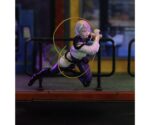 LUCY CYBERPUNK EDGERUNNERS Lucy: Netrunner & Edgerunner de Night City. Con un detalle de acción de 14 cm de altura de la misteriosa Lucyna "Lucy" Kushinada cautiva a todos los fans de la serie "Cyberpunk: Edgerunners". Más de 20 puntos de articulación, así como cabezas, manos y accesorios intercambiables, aseguran que puede organizar la heroína japonesa de anime en nuevas poses dinámicas una y otra vez. Alta calidad y detallado - Descubre todas las características de la heroína de la serie: los ojos cibernéticos, el bob asimétrico, color pastel o la chaqueta blanca, desmontable y suave. La figura coleccionable de Cyberpunk Edgerunners real a original viene en una caja de ventanas de coleccionista transparente diseñada en el aspecto del mundo cibernético de neonima de Night City. Como fabricante de figuras de juguete principal de figuras de cine y coches de Hollywood & Co., traemos a tus héroes en tu sala de estar como figuras coleccionables detallada