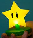 Super mario lámpara icon super star (v2). Esta lámpara es imprescindible para cualquiera que quiera añadir un toque de nostalgia y diversión a su hogar u oficina. Con su diseño elegante y compacto, es perfecta para mesitas de noche, escritorios o estanterías. La paladone lampara es una excelente manera de mostrar tu amor por la serie super mario, proporcionando tanto funcionalidad como un elemento decorativo.