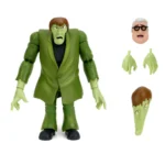 CREEPER SCOOBY-DOO 1/12 El siniestro espectro de la noche ya está aquí con la figura de acción a escala 1:12 de Scooby-Doo Creeper de Jada Toys. Uno de los villanos más infames de Scooby-Doo, Creeper acechaba en las sombras, aterrorizando a Mystery Inc. mientras buscaba los documentos bancarios robados. Con sus espeluznantes ojos amarillos, su pelaje andrajoso y su andar zombi, este clásico villano de Scooby-Doo está listo para asustar a tu colección. Diseñada por expertos a escala 1:12, esta figura captura a la perfección la inquietante piel verde, el ceño fruncido y la ropa andrajosa del Creeper. Con una articulación impresionante, puedes colocarlo en su característica postura encorvada, con los brazos extendidos hacia su próxima víctima desprevenida, o en plena persecución, mientras arrastra los pies tras la pandilla. Este set está repleto de accesorios para resolver misterios, incluyendo manos intercambiables y una escultura alternativa de la cabeza sin máscara del Sr. Carswell con una máscara adicional, ¡justo a tiempo para ser descubierto por esos niños entrometidos! Presentada en una caja premium inspirada en la estética clásica de Scooby-Doo, esta figura es imprescindible para los fans de la serie atemporal. Jada Toys mantiene su compromiso con la calidad y la nostalgia, asegurando que el Creeper esté listo para atormentar tu colección. ¡Solo asegúrate de tener los documentos a mano!