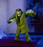 CREEPER SCOOBY-DOO 1/12 El siniestro espectro de la noche ya está aquí con la figura de acción a escala 1:12 de Scooby-Doo Creeper de Jada Toys. Uno de los villanos más infames de Scooby-Doo, Creeper acechaba en las sombras, aterrorizando a Mystery Inc. mientras buscaba los documentos bancarios robados. Con sus espeluznantes ojos amarillos, su pelaje andrajoso y su andar zombi, este clásico villano de Scooby-Doo está listo para asustar a tu colección. Diseñada por expertos a escala 1:12, esta figura captura a la perfección la inquietante piel verde, el ceño fruncido y la ropa andrajosa del Creeper. Con una articulación impresionante, puedes colocarlo en su característica postura encorvada, con los brazos extendidos hacia su próxima víctima desprevenida, o en plena persecución, mientras arrastra los pies tras la pandilla. Este set está repleto de accesorios para resolver misterios, incluyendo manos intercambiables y una escultura alternativa de la cabeza sin máscara del Sr. Carswell con una máscara adicional, ¡justo a tiempo para ser descubierto por esos niños entrometidos! Presentada en una caja premium inspirada en la estética clásica de Scooby-Doo, esta figura es imprescindible para los fans de la serie atemporal. Jada Toys mantiene su compromiso con la calidad y la nostalgia, asegurando que el Creeper esté listo para atormentar tu colección. ¡Solo asegúrate de tener los documentos a mano!