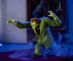 CREEPER SCOOBY-DOO 1/12 El siniestro espectro de la noche ya está aquí con la figura de acción a escala 1:12 de Scooby-Doo Creeper de Jada Toys. Uno de los villanos más infames de Scooby-Doo, Creeper acechaba en las sombras, aterrorizando a Mystery Inc. mientras buscaba los documentos bancarios robados. Con sus espeluznantes ojos amarillos, su pelaje andrajoso y su andar zombi, este clásico villano de Scooby-Doo está listo para asustar a tu colección. Diseñada por expertos a escala 1:12, esta figura captura a la perfección la inquietante piel verde, el ceño fruncido y la ropa andrajosa del Creeper. Con una articulación impresionante, puedes colocarlo en su característica postura encorvada, con los brazos extendidos hacia su próxima víctima desprevenida, o en plena persecución, mientras arrastra los pies tras la pandilla. Este set está repleto de accesorios para resolver misterios, incluyendo manos intercambiables y una escultura alternativa de la cabeza sin máscara del Sr. Carswell con una máscara adicional, ¡justo a tiempo para ser descubierto por esos niños entrometidos! Presentada en una caja premium inspirada en la estética clásica de Scooby-Doo, esta figura es imprescindible para los fans de la serie atemporal. Jada Toys mantiene su compromiso con la calidad y la nostalgia, asegurando que el Creeper esté listo para atormentar tu colección. ¡Solo asegúrate de tener los documentos a mano!