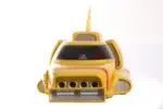 ¡Sumérgete en la acción con la embarcación más pequeña de la flota Thunderbirds, que está causando sensación! Pilotado por el acuanauta Gordon Tracy, el Thunderbird 4 es la estrella sumergible del equipo de Rescate Internacional. Elegante, veloz y diseñado específicamente para misiones submarinas, este vehículo, el favorito de los aficionados, se reconoce al instante por su llamativo casco amarillo y su silueta única. Con 11 metros de eslora y capaz de sumergirse a profundidades de 10.980 metros, el Thunderbird 4 es una maravilla de la ingeniería submarina y un pilar de innumerables rescates audaces bajo el mar.
