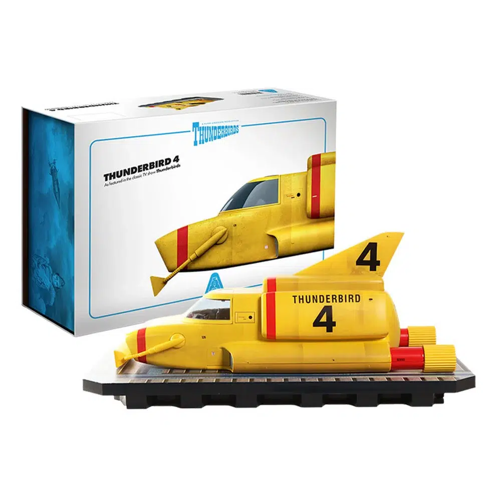 ¡sumérgete en la acción con la embarcación más pequeña de la flota thunderbirds, que está causando sensación! Pilotado por el acuanauta gordon tracy, el thunderbird 4 es la estrella sumergible del equipo de rescate internacional. Elegante, veloz y diseñado específicamente para misiones submarinas, este vehículo, el favorito de los aficionados, se reconoce al instante por su llamativo casco amarillo y su silueta única. Con 11 metros de eslora y capaz de sumergirse a profundidades de 10. 980 metros, el thunderbird 4 es una maravilla de la ingeniería submarina y un pilar de innumerables rescates audaces bajo el mar.