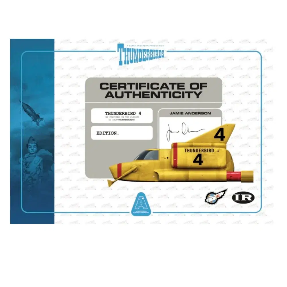 ¡sumérgete en la acción con la embarcación más pequeña de la flota thunderbirds, que está causando sensación! Pilotado por el acuanauta gordon tracy, el thunderbird 4 es la estrella sumergible del equipo de rescate internacional. Elegante, veloz y diseñado específicamente para misiones submarinas, este vehículo, el favorito de los aficionados, se reconoce al instante por su llamativo casco amarillo y su silueta única. Con 11 metros de eslora y capaz de sumergirse a profundidades de 10. 980 metros, el thunderbird 4 es una maravilla de la ingeniería submarina y un pilar de innumerables rescates audaces bajo el mar.