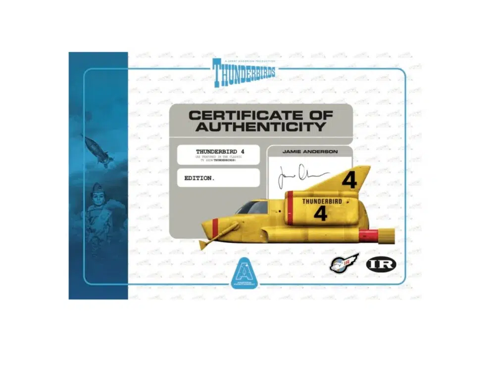 ¡sumérgete en la acción con la embarcación más pequeña de la flota thunderbirds, que está causando sensación! Pilotado por el acuanauta gordon tracy, el thunderbird 4 es la estrella sumergible del equipo de rescate internacional. Elegante, veloz y diseñado específicamente para misiones submarinas, este vehículo, el favorito de los aficionados, se reconoce al instante por su llamativo casco amarillo y su silueta única. Con 11 metros de eslora y capaz de sumergirse a profundidades de 10. 980 metros, el thunderbird 4 es una maravilla de la ingeniería submarina y un pilar de innumerables rescates audaces bajo el mar.