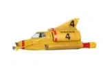 ¡Sumérgete en la acción con la embarcación más pequeña de la flota Thunderbirds, que está causando sensación! Pilotado por el acuanauta Gordon Tracy, el Thunderbird 4 es la estrella sumergible del equipo de Rescate Internacional. Elegante, veloz y diseñado específicamente para misiones submarinas, este vehículo, el favorito de los aficionados, se reconoce al instante por su llamativo casco amarillo y su silueta única. Con 11 metros de eslora y capaz de sumergirse a profundidades de 10.980 metros, el Thunderbird 4 es una maravilla de la ingeniería submarina y un pilar de innumerables rescates audaces bajo el mar.