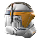 CASCO ELECTRÓNICO CLONE COMMANDER CODY BLACK SERIES STAR WARS. La línea Star Wars The Black Series incluye figuras, vehículos y artículos para juego de rol inspirados en los más de 40 años de legado que nos ha dado la galaxia de Star Wars. Para que los fans puedan recrear escenas galácticas de los cómics, las películas y las series con fidelidad. Esta casco está diseñado para verse igual a los cascos de los Clone Commander Cody, basado en su aparición en la película "Star Wars: Revenge of the Sith". Ees una increíble adición a toda colección de Star Wars y disfraz de adulto. ¡Que la Fuerza te acompañe!