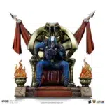 COBRA COMMANDER GI JOE ART SCALA 1/10. Domina el miedo y el caos con esta impactante estatua del Comandante Cobra, creada por Iron Studios en escala 1/10. Inspirada en la clásica serie G.I. Joe, esta detallada pieza de colección captura al implacable líder de Cobra con su icónico equipo de batalla, irradiando poder, amenaza y control. Con su característico casco, su capa ondulante y su imponente pose, el Comandante Cobra se yergue sobre una base temática que evoca el campo de batalla de su eterna lucha contra el equipo de G.I. Joe. Cada elemento de la estatua está cuidadosamente esculpido y acabado, manteniéndose fiel a la estética clásica que los fans conocen y adoran. Fabricada con resina de alta calidad y pintada a mano, esta pieza es imprescindible para los fans de G.I. Joe y los coleccionistas de iconos nostálgicos de la cultura pop.