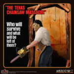 LEATHERFACE THE TEXAS CHAINSAW MASSACRE 1974 5 POINTS. Con una altura de 9,5 cm. Está basada en el personaje de la película de 1974 "The Texas Chainsaw Massacre" ("La matanza de Texas" en España).  Directamente de los caminos ensangrentados de Texas, Leatherface se une a la colección de 5 Points y está listo para hacerse un lugar en tu colección. Leatherface está vestido para causar angustia con su clásico delantal manchado de sangre, camisa con cuello y corbata. El maniaco enmascarado está armado con su motosierra característica que puede sostener con ambas manos, preparándose para un enfrentamiento en el matadero. Cada figura de Leatherface viene empaquetada individualmente en una tarjeta de burbuja de estilo retro, perfecta para exhibir. 5 Points son la actualización de Mezco a las figuras de acción articuladas de antaño. Estas figuras de acción altamente detalladas y posables presentan algunos de los rostros más familiares de la cultura pop, tanto antiguos como nuevos.