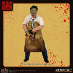 LEATHERFACE THE TEXAS CHAINSAW MASSACRE 1974 5 POINTS. Con una altura de 9,5 cm. Está basada en el personaje de la película de 1974 "The Texas Chainsaw Massacre" ("La matanza de Texas" en España).  Directamente de los caminos ensangrentados de Texas, Leatherface se une a la colección de 5 Points y está listo para hacerse un lugar en tu colección. Leatherface está vestido para causar angustia con su clásico delantal manchado de sangre, camisa con cuello y corbata. El maniaco enmascarado está armado con su motosierra característica que puede sostener con ambas manos, preparándose para un enfrentamiento en el matadero. Cada figura de Leatherface viene empaquetada individualmente en una tarjeta de burbuja de estilo retro, perfecta para exhibir. 5 Points son la actualización de Mezco a las figuras de acción articuladas de antaño. Estas figuras de acción altamente detalladas y posables presentan algunos de los rostros más familiares de la cultura pop, tanto antiguos como nuevos.