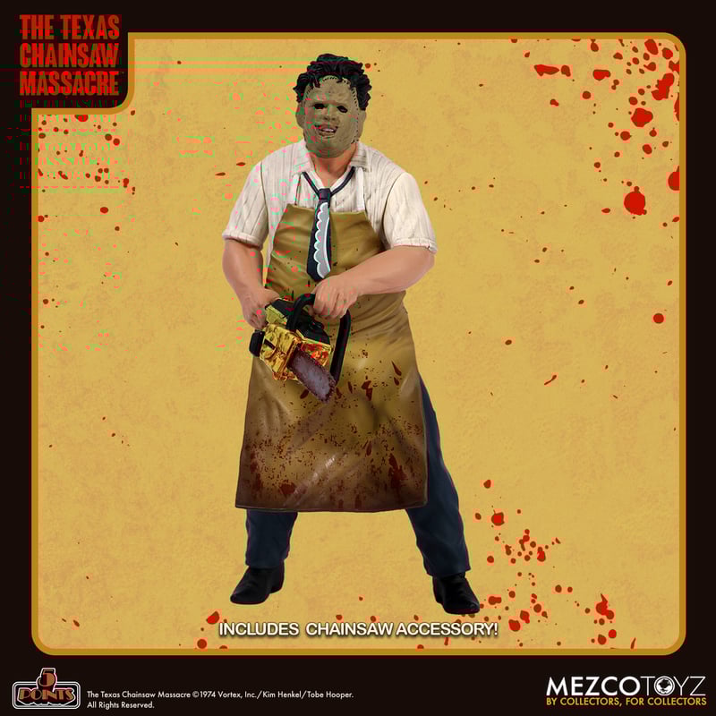 LEATHERFACE THE TEXAS CHAINSAW MASSACRE 1974 5 POINTS. Con una altura de 9,5 cm. Está basada en el personaje de la película de 1974 "The Texas Chainsaw Massacre" ("La matanza de Texas" en España).  Directamente de los caminos ensangrentados de Texas, Leatherface se une a la colección de 5 Points y está listo para hacerse un lugar en tu colección. Leatherface está vestido para causar angustia con su clásico delantal manchado de sangre, camisa con cuello y corbata. El maniaco enmascarado está armado con su motosierra característica que puede sostener con ambas manos, preparándose para un enfrentamiento en el matadero. Cada figura de Leatherface viene empaquetada individualmente en una tarjeta de burbuja de estilo retro, perfecta para exhibir. 5 Points son la actualización de Mezco a las figuras de acción articuladas de antaño. Estas figuras de acción altamente detalladas y posables presentan algunos de los rostros más familiares de la cultura pop, tanto antiguos como nuevos.