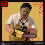 LEATHERFACE THE TEXAS CHAINSAW MASSACRE 1974 5 POINTS. Con una altura de 9,5 cm. Está basada en el personaje de la película de 1974 "The Texas Chainsaw Massacre" ("La matanza de Texas" en España).  Directamente de los caminos ensangrentados de Texas, Leatherface se une a la colección de 5 Points y está listo para hacerse un lugar en tu colección. Leatherface está vestido para causar angustia con su clásico delantal manchado de sangre, camisa con cuello y corbata. El maniaco enmascarado está armado con su motosierra característica que puede sostener con ambas manos, preparándose para un enfrentamiento en el matadero. Cada figura de Leatherface viene empaquetada individualmente en una tarjeta de burbuja de estilo retro, perfecta para exhibir. 5 Points son la actualización de Mezco a las figuras de acción articuladas de antaño. Estas figuras de acción altamente detalladas y posables presentan algunos de los rostros más familiares de la cultura pop, tanto antiguos como nuevos.