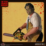 LEATHERFACE THE TEXAS CHAINSAW MASSACRE 1974 5 POINTS. Con una altura de 9,5 cm. Está basada en el personaje de la película de 1974 "The Texas Chainsaw Massacre" ("La matanza de Texas" en España).  Directamente de los caminos ensangrentados de Texas, Leatherface se une a la colección de 5 Points y está listo para hacerse un lugar en tu colección. Leatherface está vestido para causar angustia con su clásico delantal manchado de sangre, camisa con cuello y corbata. El maniaco enmascarado está armado con su motosierra característica que puede sostener con ambas manos, preparándose para un enfrentamiento en el matadero. Cada figura de Leatherface viene empaquetada individualmente en una tarjeta de burbuja de estilo retro, perfecta para exhibir. 5 Points son la actualización de Mezco a las figuras de acción articuladas de antaño. Estas figuras de acción altamente detalladas y posables presentan algunos de los rostros más familiares de la cultura pop, tanto antiguos como nuevos.