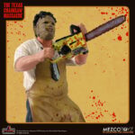 LEATHERFACE THE TEXAS CHAINSAW MASSACRE 1974 5 POINTS. Con una altura de 9,5 cm. Está basada en el personaje de la película de 1974 "The Texas Chainsaw Massacre" ("La matanza de Texas" en España).  Directamente de los caminos ensangrentados de Texas, Leatherface se une a la colección de 5 Points y está listo para hacerse un lugar en tu colección. Leatherface está vestido para causar angustia con su clásico delantal manchado de sangre, camisa con cuello y corbata. El maniaco enmascarado está armado con su motosierra característica que puede sostener con ambas manos, preparándose para un enfrentamiento en el matadero. Cada figura de Leatherface viene empaquetada individualmente en una tarjeta de burbuja de estilo retro, perfecta para exhibir. 5 Points son la actualización de Mezco a las figuras de acción articuladas de antaño. Estas figuras de acción altamente detalladas y posables presentan algunos de los rostros más familiares de la cultura pop, tanto antiguos como nuevos.