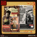 LEATHERFACE THE TEXAS CHAINSAW MASSACRE 1974 5 POINTS. Con una altura de 9,5 cm. Está basada en el personaje de la película de 1974 "The Texas Chainsaw Massacre" ("La matanza de Texas" en España).  Directamente de los caminos ensangrentados de Texas, Leatherface se une a la colección de 5 Points y está listo para hacerse un lugar en tu colección. Leatherface está vestido para causar angustia con su clásico delantal manchado de sangre, camisa con cuello y corbata. El maniaco enmascarado está armado con su motosierra característica que puede sostener con ambas manos, preparándose para un enfrentamiento en el matadero. Cada figura de Leatherface viene empaquetada individualmente en una tarjeta de burbuja de estilo retro, perfecta para exhibir. 5 Points son la actualización de Mezco a las figuras de acción articuladas de antaño. Estas figuras de acción altamente detalladas y posables presentan algunos de los rostros más familiares de la cultura pop, tanto antiguos como nuevos.