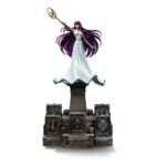 SAORI KIDO SAINT SEIYA ART SCALE 1/10. Iron Studios presenta con orgullo la estatua "Saori Kido Athena Deluxe – Saint Seiya – Art Scale 1/10", una exquisita representación de la diosa Atenea reencarnada en la icónica serie "Saint Seiya". Esta impresionante y detallada estatua pintada a mano captura a Saori Kido en toda su gracia y dignidad. De pie sobre un altar de hormigón, esta joven de figura esbelta y curva, de largo cabello morado, sostiene en el aire su bastón sagrado. Lleva un vestido largo blanco y muestra un rostro tranquilo y sereno. Debajo de sus pies, en los escalones milenarios de su santuario, se encuentran cinco Cajas de Pandora de los Santos de Bronce: Pegaso, Cisne, Dragón, Andrómeda y Fénix, que contienen las poderosas Telas. Esta pieza exclusiva de edición limitada, realizada en polystone, es una verdadera obra de arte para fanáticos y coleccionistas de "Saint Seiya".