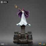 SAORI KIDO SAINT SEIYA ART SCALE 1/10. Iron Studios presenta con orgullo la estatua "Saori Kido Athena Deluxe – Saint Seiya – Art Scale 1/10", una exquisita representación de la diosa Atenea reencarnada en la icónica serie "Saint Seiya". Esta impresionante y detallada estatua pintada a mano captura a Saori Kido en toda su gracia y dignidad. De pie sobre un altar de hormigón, esta joven de figura esbelta y curva, de largo cabello morado, sostiene en el aire su bastón sagrado. Lleva un vestido largo blanco y muestra un rostro tranquilo y sereno. Debajo de sus pies, en los escalones milenarios de su santuario, se encuentran cinco Cajas de Pandora de los Santos de Bronce: Pegaso, Cisne, Dragón, Andrómeda y Fénix, que contienen las poderosas Telas. Esta pieza exclusiva de edición limitada, realizada en polystone, es una verdadera obra de arte para fanáticos y coleccionistas de "Saint Seiya".