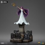 SAORI KIDO SAINT SEIYA ART SCALE 1/10. Iron Studios presenta con orgullo la estatua "Saori Kido Athena Deluxe – Saint Seiya – Art Scale 1/10", una exquisita representación de la diosa Atenea reencarnada en la icónica serie "Saint Seiya". Esta impresionante y detallada estatua pintada a mano captura a Saori Kido en toda su gracia y dignidad. De pie sobre un altar de hormigón, esta joven de figura esbelta y curva, de largo cabello morado, sostiene en el aire su bastón sagrado. Lleva un vestido largo blanco y muestra un rostro tranquilo y sereno. Debajo de sus pies, en los escalones milenarios de su santuario, se encuentran cinco Cajas de Pandora de los Santos de Bronce: Pegaso, Cisne, Dragón, Andrómeda y Fénix, que contienen las poderosas Telas. Esta pieza exclusiva de edición limitada, realizada en polystone, es una verdadera obra de arte para fanáticos y coleccionistas de "Saint Seiya".