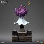 SAORI KIDO SAINT SEIYA ART SCALE 1/10. Iron Studios presenta con orgullo la estatua "Saori Kido Athena Deluxe – Saint Seiya – Art Scale 1/10", una exquisita representación de la diosa Atenea reencarnada en la icónica serie "Saint Seiya". Esta impresionante y detallada estatua pintada a mano captura a Saori Kido en toda su gracia y dignidad. De pie sobre un altar de hormigón, esta joven de figura esbelta y curva, de largo cabello morado, sostiene en el aire su bastón sagrado. Lleva un vestido largo blanco y muestra un rostro tranquilo y sereno. Debajo de sus pies, en los escalones milenarios de su santuario, se encuentran cinco Cajas de Pandora de los Santos de Bronce: Pegaso, Cisne, Dragón, Andrómeda y Fénix, que contienen las poderosas Telas. Esta pieza exclusiva de edición limitada, realizada en polystone, es una verdadera obra de arte para fanáticos y coleccionistas de "Saint Seiya".