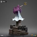 SAORI KIDO SAINT SEIYA ART SCALE 1/10. Iron Studios presenta con orgullo la estatua "Saori Kido Athena Deluxe – Saint Seiya – Art Scale 1/10", una exquisita representación de la diosa Atenea reencarnada en la icónica serie "Saint Seiya". Esta impresionante y detallada estatua pintada a mano captura a Saori Kido en toda su gracia y dignidad. De pie sobre un altar de hormigón, esta joven de figura esbelta y curva, de largo cabello morado, sostiene en el aire su bastón sagrado. Lleva un vestido largo blanco y muestra un rostro tranquilo y sereno. Debajo de sus pies, en los escalones milenarios de su santuario, se encuentran cinco Cajas de Pandora de los Santos de Bronce: Pegaso, Cisne, Dragón, Andrómeda y Fénix, que contienen las poderosas Telas. Esta pieza exclusiva de edición limitada, realizada en polystone, es una verdadera obra de arte para fanáticos y coleccionistas de "Saint Seiya".