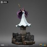 SAORI KIDO SAINT SEIYA ART SCALE 1/10. Iron Studios presenta con orgullo la estatua "Saori Kido Athena Deluxe – Saint Seiya – Art Scale 1/10", una exquisita representación de la diosa Atenea reencarnada en la icónica serie "Saint Seiya". Esta impresionante y detallada estatua pintada a mano captura a Saori Kido en toda su gracia y dignidad. De pie sobre un altar de hormigón, esta joven de figura esbelta y curva, de largo cabello morado, sostiene en el aire su bastón sagrado. Lleva un vestido largo blanco y muestra un rostro tranquilo y sereno. Debajo de sus pies, en los escalones milenarios de su santuario, se encuentran cinco Cajas de Pandora de los Santos de Bronce: Pegaso, Cisne, Dragón, Andrómeda y Fénix, que contienen las poderosas Telas. Esta pieza exclusiva de edición limitada, realizada en polystone, es una verdadera obra de arte para fanáticos y coleccionistas de "Saint Seiya".