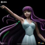 SAORI KIDO SAINT SEIYA ART SCALE 1/10. Iron Studios presenta con orgullo la estatua "Saori Kido Athena Deluxe – Saint Seiya – Art Scale 1/10", una exquisita representación de la diosa Atenea reencarnada en la icónica serie "Saint Seiya". Esta impresionante y detallada estatua pintada a mano captura a Saori Kido en toda su gracia y dignidad. De pie sobre un altar de hormigón, esta joven de figura esbelta y curva, de largo cabello morado, sostiene en el aire su bastón sagrado. Lleva un vestido largo blanco y muestra un rostro tranquilo y sereno. Debajo de sus pies, en los escalones milenarios de su santuario, se encuentran cinco Cajas de Pandora de los Santos de Bronce: Pegaso, Cisne, Dragón, Andrómeda y Fénix, que contienen las poderosas Telas. Esta pieza exclusiva de edición limitada, realizada en polystone, es una verdadera obra de arte para fanáticos y coleccionistas de "Saint Seiya".