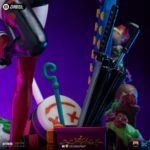 HARLEY QUINN (GOTHAM CITY SIRENS) ART SCALE 1/10. Incorpora a tu colección la elegante Estatua Art Scale 1/10 de Catwoman, inspirada en Gotham City Sirens. Esta impresionante figura de poliresina, con una altura aproximada de 22 cm, captura con precisión cada detalle del icónico personaje de DC Comics.  La estatua está hecha de resina de alta calidad y pintada a mano reflejando la astucia y el carisma de Catwoman. Perfecta para fans y coleccionistas, es una pieza imprescindible para cualquiera que quiera incorporar el cosmos a su colección.