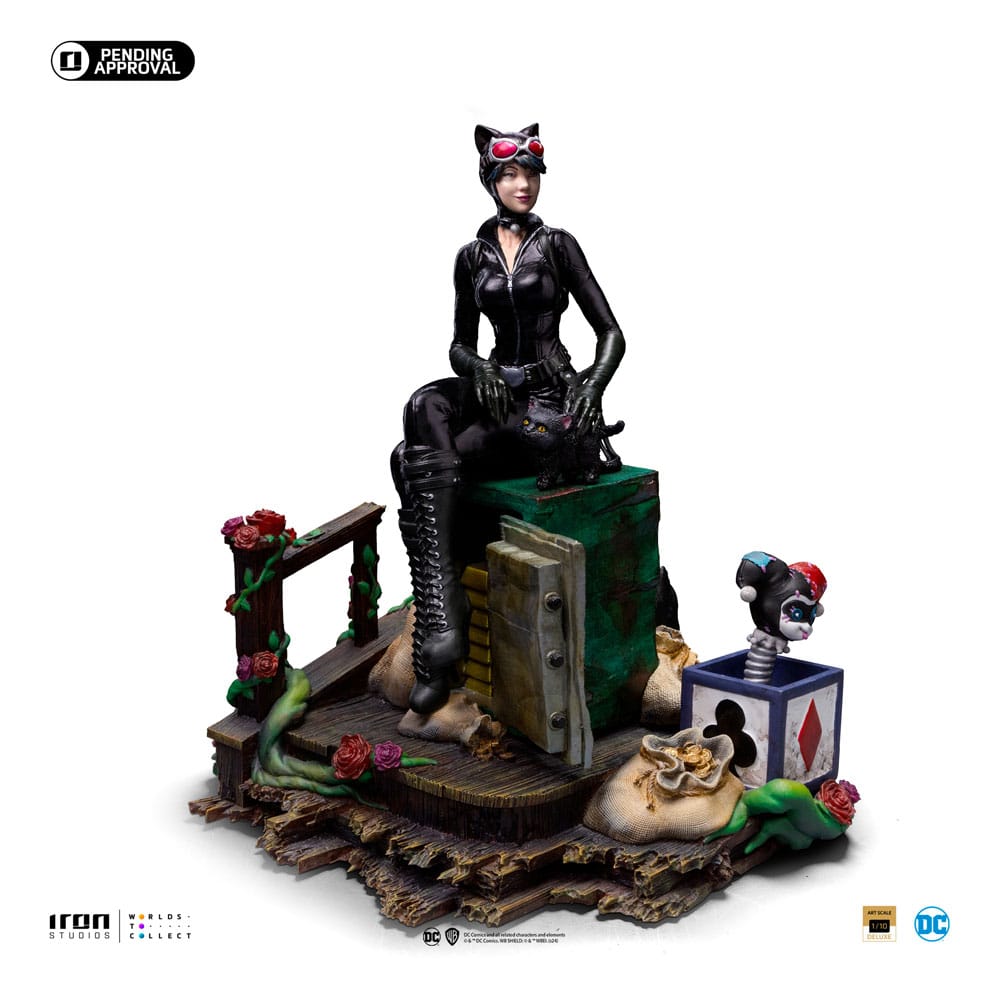 CATWOMAN (GOTHAM CITY SIRENS) DELUXE ART SCALE 1/10. Incorpora a tu colección la elegante Estatua Art Scale 1/10 de Catwoman, inspirada en Gotham City Sirens. Esta impresionante figura de poliresina, con una altura aproximada de 21 cm, captura con precisión cada detalle del icónico personaje de DC Comics.  La estatua está hecha de resina de alta calidad y pintada a mano reflejando la astucia y el carisma de Catwoman. Perfecta para fans y coleccionistas, es una pieza imprescindible para cualquiera que quiera incorporar el cosmos a su colección.