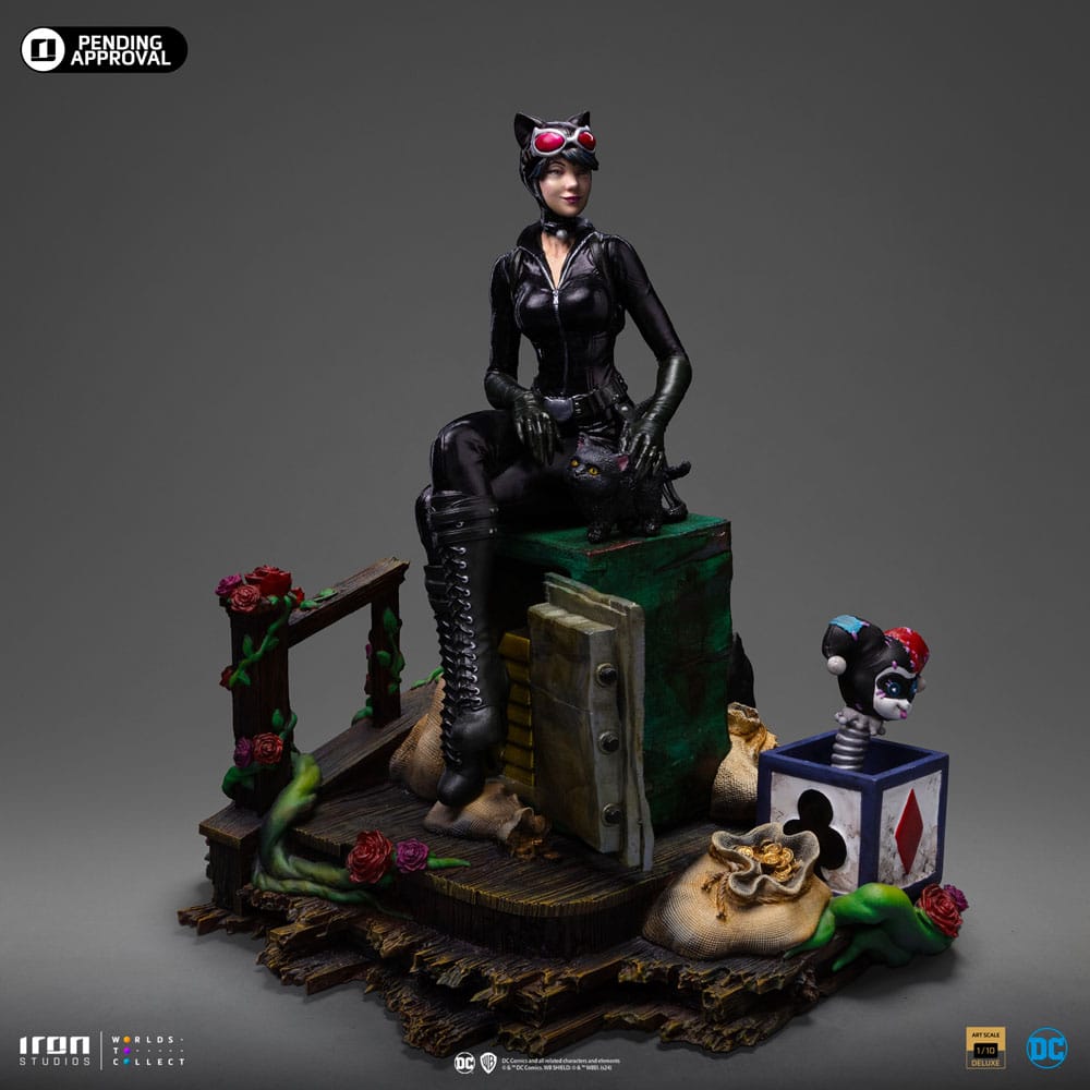 CATWOMAN (GOTHAM CITY SIRENS) DELUXE ART SCALE 1/10. Incorpora a tu colección la elegante Estatua Art Scale 1/10 de Catwoman, inspirada en Gotham City Sirens. Esta impresionante figura de poliresina, con una altura aproximada de 21 cm, captura con precisión cada detalle del icónico personaje de DC Comics.  La estatua está hecha de resina de alta calidad y pintada a mano reflejando la astucia y el carisma de Catwoman. Perfecta para fans y coleccionistas, es una pieza imprescindible para cualquiera que quiera incorporar el cosmos a su colección.