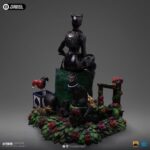 CATWOMAN (GOTHAM CITY SIRENS) DELUXE ART SCALE 1/10. Incorpora a tu colección la elegante Estatua Art Scale 1/10 de Catwoman, inspirada en Gotham City Sirens. Esta impresionante figura de poliresina, con una altura aproximada de 21 cm, captura con precisión cada detalle del icónico personaje de DC Comics.  La estatua está hecha de resina de alta calidad y pintada a mano reflejando la astucia y el carisma de Catwoman. Perfecta para fans y coleccionistas, es una pieza imprescindible para cualquiera que quiera incorporar el cosmos a su colección.