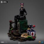 CATWOMAN (GOTHAM CITY SIRENS) DELUXE ART SCALE 1/10. Incorpora a tu colección la elegante Estatua Art Scale 1/10 de Catwoman, inspirada en Gotham City Sirens. Esta impresionante figura de poliresina, con una altura aproximada de 21 cm, captura con precisión cada detalle del icónico personaje de DC Comics.  La estatua está hecha de resina de alta calidad y pintada a mano reflejando la astucia y el carisma de Catwoman. Perfecta para fans y coleccionistas, es una pieza imprescindible para cualquiera que quiera incorporar el cosmos a su colección.