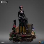 CATWOMAN (GOTHAM CITY SIRENS) DELUXE ART SCALE 1/10. Incorpora a tu colección la elegante Estatua Art Scale 1/10 de Catwoman, inspirada en Gotham City Sirens. Esta impresionante figura de poliresina, con una altura aproximada de 21 cm, captura con precisión cada detalle del icónico personaje de DC Comics.  La estatua está hecha de resina de alta calidad y pintada a mano reflejando la astucia y el carisma de Catwoman. Perfecta para fans y coleccionistas, es una pieza imprescindible para cualquiera que quiera incorporar el cosmos a su colección.