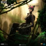 CATWOMAN (GOTHAM CITY SIRENS) DELUXE ART SCALE 1/10. Incorpora a tu colección la elegante Estatua Art Scale 1/10 de Catwoman, inspirada en Gotham City Sirens. Esta impresionante figura de poliresina, con una altura aproximada de 21 cm, captura con precisión cada detalle del icónico personaje de DC Comics.  La estatua está hecha de resina de alta calidad y pintada a mano reflejando la astucia y el carisma de Catwoman. Perfecta para fans y coleccionistas, es una pieza imprescindible para cualquiera que quiera incorporar el cosmos a su colección.