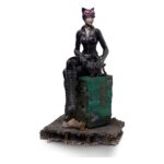 CATWOMAN (GOTHAM CITY SIRENS) SCALE 1/10.Incorpora a tu colección la elegante Estatua Art Scale 1/10 de Catwoman, inspirada en Gotham City Sirens. Esta impresionante figura de poliresina, con una altura aproximada de 21 cm, captura con precisión cada detalle del icónico personaje de DC Comics.  La estatua está hecha de resina de alta calidad y pintada a mano reflejando la astucia y el carisma de Catwoman. Perfecta para fans y coleccionistas, es una pieza imprescindible para cualquiera que quiera incorporar el cosmos a su colección.