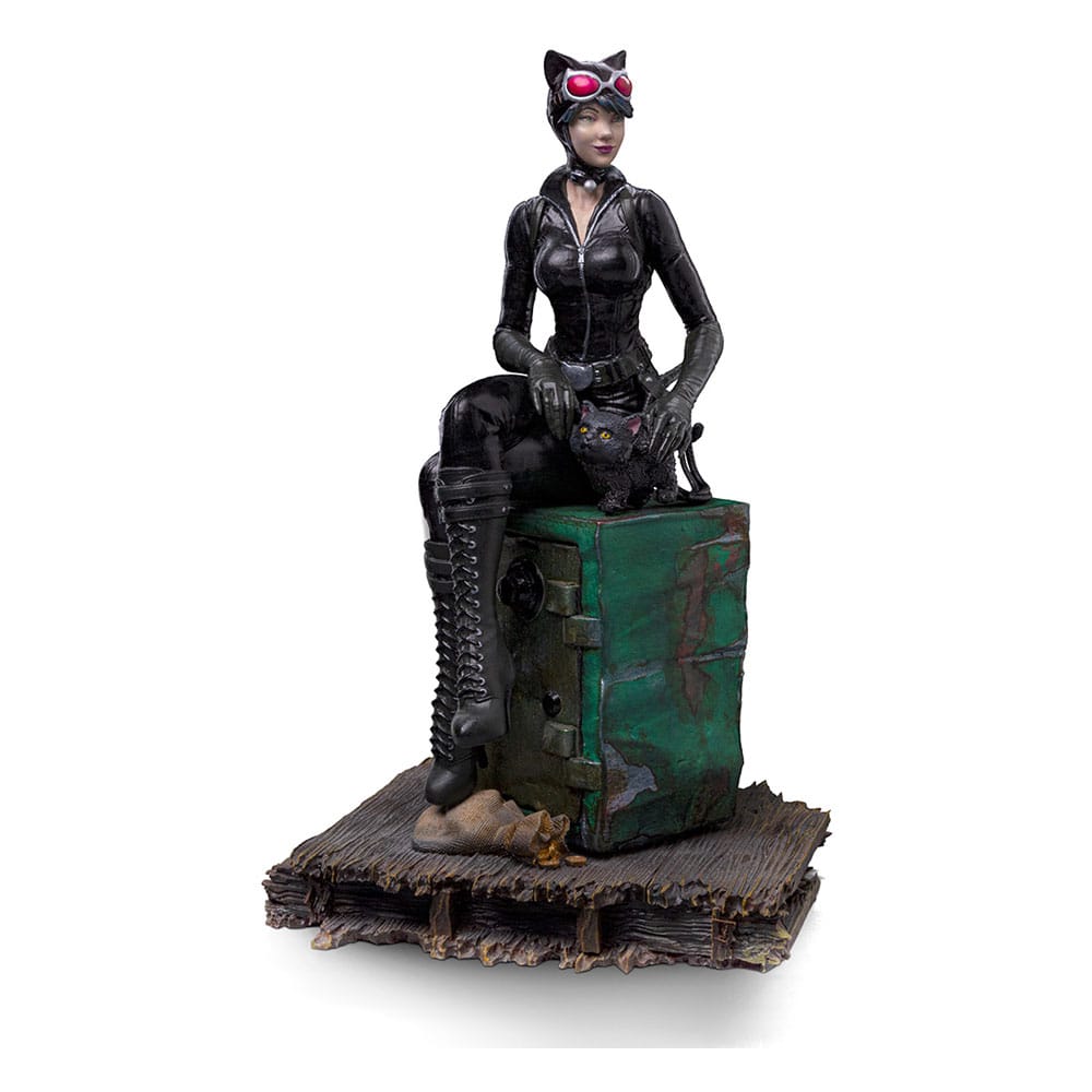 CATWOMAN (GOTHAM CITY SIRENS) SCALE 1/10.Incorpora a tu colección la elegante Estatua Art Scale 1/10 de Catwoman, inspirada en Gotham City Sirens. Esta impresionante figura de poliresina, con una altura aproximada de 21 cm, captura con precisión cada detalle del icónico personaje de DC Comics.  La estatua está hecha de resina de alta calidad y pintada a mano reflejando la astucia y el carisma de Catwoman. Perfecta para fans y coleccionistas, es una pieza imprescindible para cualquiera que quiera incorporar el cosmos a su colección.