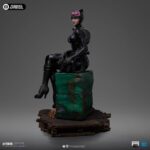 CATWOMAN (GOTHAM CITY SIRENS) SCALE 1/10.Incorpora a tu colección la elegante Estatua Art Scale 1/10 de Catwoman, inspirada en Gotham City Sirens. Esta impresionante figura de poliresina, con una altura aproximada de 21 cm, captura con precisión cada detalle del icónico personaje de DC Comics.  La estatua está hecha de resina de alta calidad y pintada a mano reflejando la astucia y el carisma de Catwoman. Perfecta para fans y coleccionistas, es una pieza imprescindible para cualquiera que quiera incorporar el cosmos a su colección.