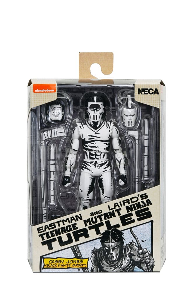 CASEY JONES BLACK AND WHITE TEENAGE MUTANT NINJA TURTLES NECA. Basado en los cómics originales de Eastman & Laird de las Tortugas Ninja Adolescentes Mutantes de Mirage Studios. Casey Jones, un justiciero enmascarado (y aficionado a los artículos deportivos), tiene la misión de erradicar a la escoria de las calles cueste lo que cueste.  Podrías pensar que un tipo un poco inestable con una bolsa de golf llena de "herramientas para combatir el crimen" sería un aliado extraño para las Tortugas, ¡pero un hombre sabio encuentra amigos en los lugares más inesperados!  Con una decoración en blanco y negro para una apariencia auténtica de cómic, Casey mide aproximadamente 18 cm e incluye cabezas y manos intercambiables, además de máscara de hockey, bolsa de golf, bates, palo de hockey y palo de golf. Viene en una caja con ventana especial con temática de cómic ilustrada por Kevin Eastman.