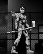 CASEY JONES BLACK AND WHITE TEENAGE MUTANT NINJA TURTLES NECA. Basado en los cómics originales de Eastman & Laird de las Tortugas Ninja Adolescentes Mutantes de Mirage Studios. Casey Jones, un justiciero enmascarado (y aficionado a los artículos deportivos), tiene la misión de erradicar a la escoria de las calles cueste lo que cueste.  Podrías pensar que un tipo un poco inestable con una bolsa de golf llena de "herramientas para combatir el crimen" sería un aliado extraño para las Tortugas, ¡pero un hombre sabio encuentra amigos en los lugares más inesperados!  Con una decoración en blanco y negro para una apariencia auténtica de cómic, Casey mide aproximadamente 18 cm e incluye cabezas y manos intercambiables, además de máscara de hockey, bolsa de golf, bates, palo de hockey y palo de golf. Viene en una caja con ventana especial con temática de cómic ilustrada por Kevin Eastman.