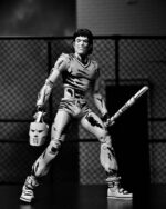 CASEY JONES BLACK AND WHITE TEENAGE MUTANT NINJA TURTLES NECA. Basado en los cómics originales de Eastman & Laird de las Tortugas Ninja Adolescentes Mutantes de Mirage Studios. Casey Jones, un justiciero enmascarado (y aficionado a los artículos deportivos), tiene la misión de erradicar a la escoria de las calles cueste lo que cueste.  Podrías pensar que un tipo un poco inestable con una bolsa de golf llena de "herramientas para combatir el crimen" sería un aliado extraño para las Tortugas, ¡pero un hombre sabio encuentra amigos en los lugares más inesperados!  Con una decoración en blanco y negro para una apariencia auténtica de cómic, Casey mide aproximadamente 18 cm e incluye cabezas y manos intercambiables, además de máscara de hockey, bolsa de golf, bates, palo de hockey y palo de golf. Viene en una caja con ventana especial con temática de cómic ilustrada por Kevin Eastman.