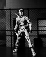 CASEY JONES BLACK AND WHITE TEENAGE MUTANT NINJA TURTLES NECA. Basado en los cómics originales de Eastman & Laird de las Tortugas Ninja Adolescentes Mutantes de Mirage Studios. Casey Jones, un justiciero enmascarado (y aficionado a los artículos deportivos), tiene la misión de erradicar a la escoria de las calles cueste lo que cueste.  Podrías pensar que un tipo un poco inestable con una bolsa de golf llena de "herramientas para combatir el crimen" sería un aliado extraño para las Tortugas, ¡pero un hombre sabio encuentra amigos en los lugares más inesperados!  Con una decoración en blanco y negro para una apariencia auténtica de cómic, Casey mide aproximadamente 18 cm e incluye cabezas y manos intercambiables, además de máscara de hockey, bolsa de golf, bates, palo de hockey y palo de golf. Viene en una caja con ventana especial con temática de cómic ilustrada por Kevin Eastman.