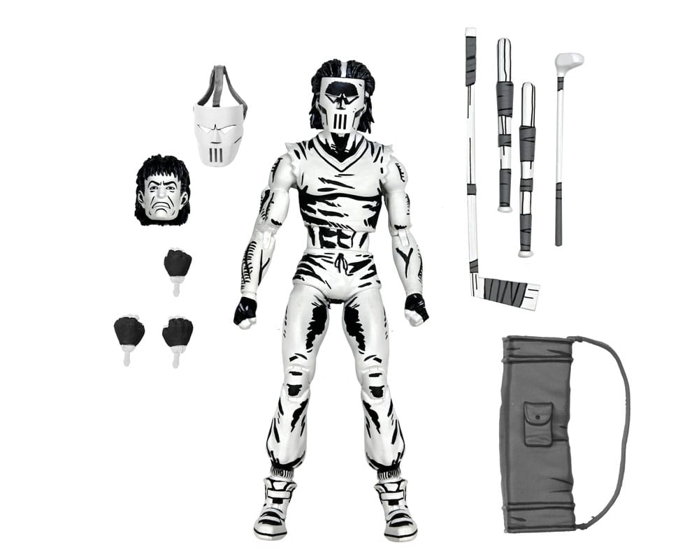 CASEY JONES BLACK AND WHITE TEENAGE MUTANT NINJA TURTLES NECA. Basado en los cómics originales de Eastman & Laird de las Tortugas Ninja Adolescentes Mutantes de Mirage Studios. Casey Jones, un justiciero enmascarado (y aficionado a los artículos deportivos), tiene la misión de erradicar a la escoria de las calles cueste lo que cueste.  Podrías pensar que un tipo un poco inestable con una bolsa de golf llena de "herramientas para combatir el crimen" sería un aliado extraño para las Tortugas, ¡pero un hombre sabio encuentra amigos en los lugares más inesperados!  Con una decoración en blanco y negro para una apariencia auténtica de cómic, Casey mide aproximadamente 18 cm e incluye cabezas y manos intercambiables, además de máscara de hockey, bolsa de golf, bates, palo de hockey y palo de golf. Viene en una caja con ventana especial con temática de cómic ilustrada por Kevin Eastman.